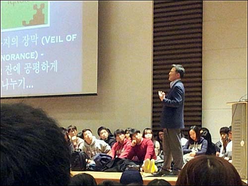 ‘정의’를 주제로 전국 및 국외 순회 강연을 시작한 표창원 전 경찰대 교수가 18일 대구 경북대에서 첫 강연을 했다. ⓒ go발뉴스