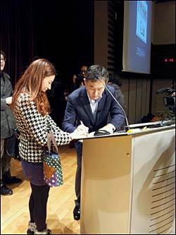 대구 시민들에게 사인을 해주는 표창원 전 교수. ⓒ go발뉴스