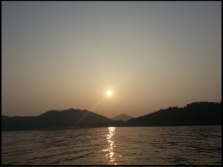 19일 오후 4시 30분. 가의도에 들어가기 위해 오른 작은배에서 바라 본 태안 앞바다는 천문학적 피해를 안겨준 5년전 대형사건의 흔적을 찾기 힘들 정도로 평화로워 보였다. ⓒ 'go발뉴스'