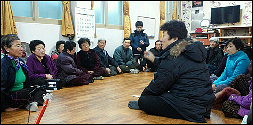 마을회관에 모여든 가의도 주민들이 ‘논개 취재팀’에게 기름유출 사건 이후 피해 상황을 얘기하고 있다. ⓒ go발뉴스