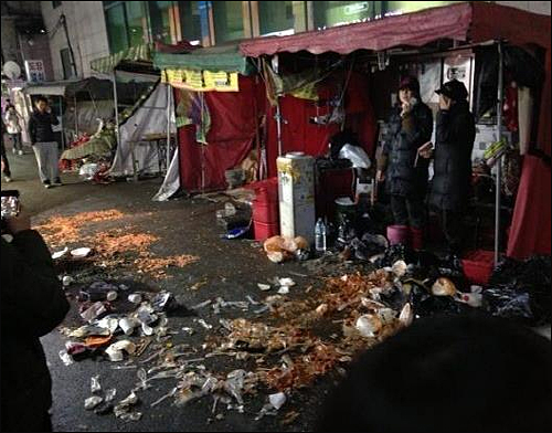 서울 동작구청은 23일 새벽 노량진역 인근에서 컵밥을 판매하는 노점 4곳을 강제 철거했다. ⓒ 정청래 의원 페이스북