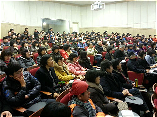 한홍구 교수의 한국 근현대사 첫 강의가 200여명의 사람들이 참석한 가운데 24일 노원구청에서 열렸다. ⓒ'go발뉴스'