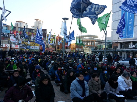 26일 '쌍용차로 향하는 희망버스' 참가자들이 평택역 앞에서 박근혜 당선인과 새누리당에 '쌍용차 국정조사 약속 이행'을 강력히 촉구하고 있다.ⓒ 'go발뉴스'