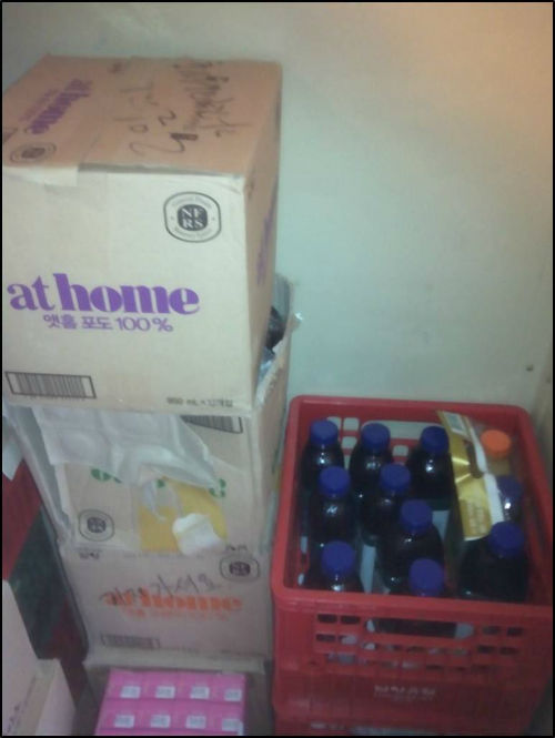 대리점 관계자 측이 강제 구매 관련 자료로 올린 사진. 박스 위에는 '가져가세요'라고 쓰여져있다 ©경제정의 블로그