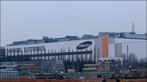 삼성반도체 화성공장에서 불산 배관교체 작업 중 불산가스가 누출돼 작업자 1명이 숨지고 4명이 불산가스에 노출되는 사고가 발생했다. ⓒ SBS 화면캡처