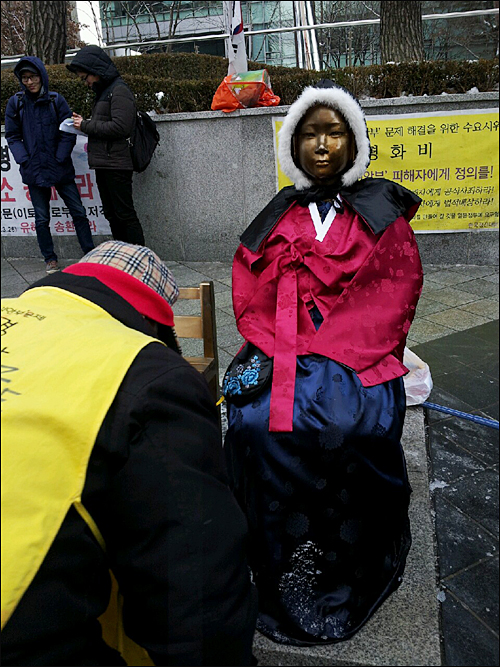 한복을 입은 위안부 평화비 소녀상. ⓒ ‘go발뉴스’