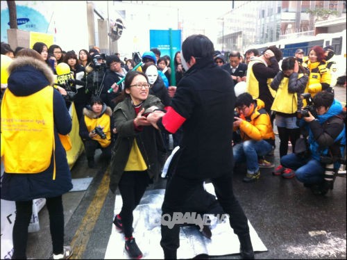 국제앰네스티 대학생네트워크가 6일 제1060차 일본군 위안부 문제 해결을 위한 정기 수요집회에서 퍼포먼스를 선보이고 있다. ©'go발뉴스'