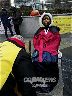 설날을 맞아 한복을 입은 소녀상 ©'go발뉴스'