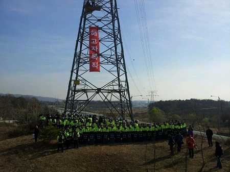 지난해 11월 20일 새벽 4시, 쌍용자동차 해고노동자 3명이 국정조사와 해고자 복직을 요구하며 30미터 높이 15만4천볼트 송전탑에 올랐다. ⓒ 이창근 와락센터 기획팀장 트위터
