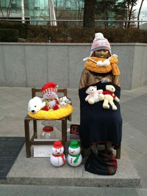 시민들이 가득 채운 소녀상 ©트위터