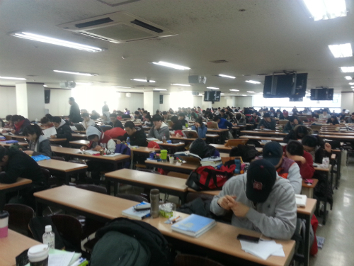 9일 설연휴에도 노량진의 한 고시학원이 공부 등 구직활동을 하고 있는 청년들로 붐비고 있다. ⓒ'go발뉴스'