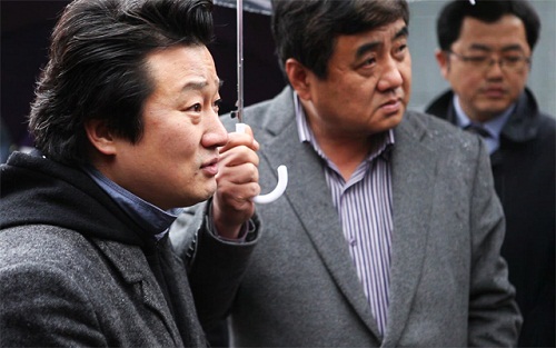 지난해 12월 3일 오후 2시 30분. 전두환씨 사저 앞에서 취재 중 공무집행방해 혐의로 체포돼 검찰로부터 징역 10월을 구형받은 이상호 기자에 대한 현장검증이 연희동 사저 앞 골목에서 이루어졌다. ⓒ ‘go발뉴스’