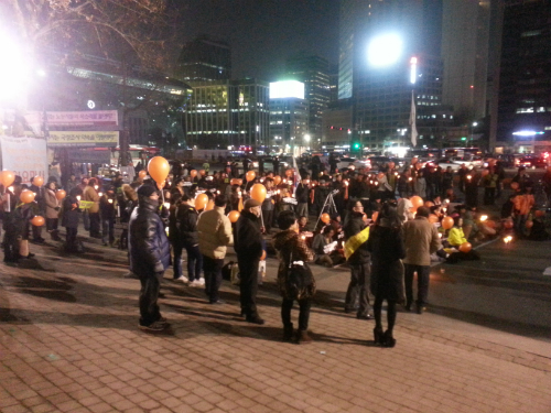 1시간 30여분 동안 진행된 이번 촛불집회는 시민들·주최측의 발언, 국정원 패러디 퍼포먼스, 노래 공연으로 진행됐다. ⓒ'go발뉴스'