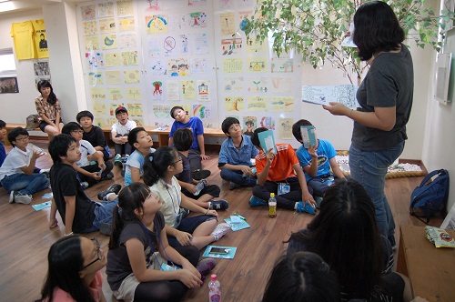 초등학교 6학년 학생들이 6월 항쟁과 이한열 열사에 대해 설명을 듣고 있다. ⓒ 이한열기념사업회