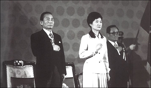 1987년 12월 27일 제8대 대통령 취임식때의 박정희 대통령과 박근혜 당선인의 모습.