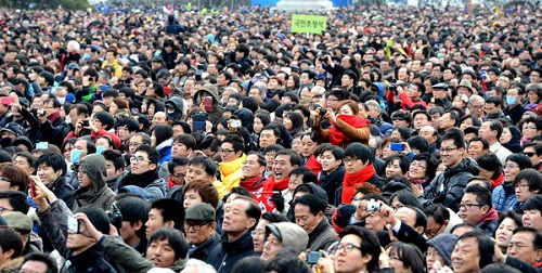 25일 서울 여의도 국회에서 열린 제18대 대통령 취임식에 참석한 시민들이 박근혜 제18대 대통령의 연설을 듣고 있다. ⓒ 국회사진기자단