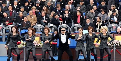 싸이가 25일 오전 여의도 국회에서 열린 '제18대 박근혜 대통령 취임식' 식전행사에서 히트곡 '강남스타일'부르며 말춤을 추고 있다. ⓒ 사진공동취재단