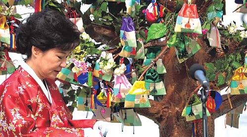 박근혜 대통령이 25일 취임식 후 서울 종로구 광화문광장에서 열린 ‘희망이 열리는 나무’ 행사에서 국민이 보낸 편지를 읽고 있다. ⓒ 사진공동취재단