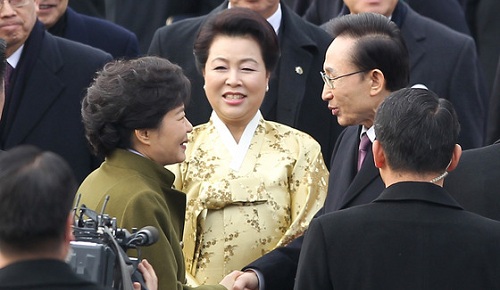 이명박 전 대통령 부부가 25일 제18대 박근혜 대통령 취임식에 참석해 박 대통령을 축하하고 있다(자료사진). ⓒ 사진공동취재단