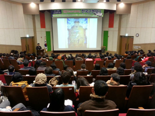 한홍구 성공회대 교수의 인문학 특강 ‘한홍구 교수와 함께하는 사진으로 보는 한국 근현대사' 두 번째 강연이 31일 노원구청에서 열렸다. ⓒ'go발뉴스'