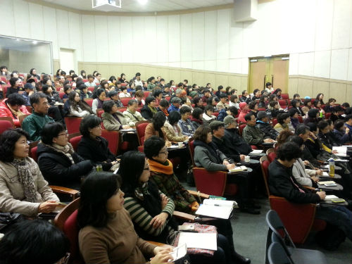 한홍구 교수의 인문학 특강 ‘한홍구 교수와 함께하는 한국 근현대사’ 두 번째 강연에는 약 200여명의 사람들이 참석했다. ⓒ'go발뉴스'