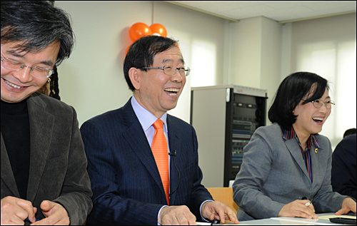 박원순 서울시장이 4일 서울시 은평구 녹번동에서 열린 ‘서울인생이모작지원센터’ 개관식에 참석해 활짝 웃고 있다(자료사진). 센터는 은퇴가 시작된 5060 신노년층 ‘베이비부버’에게 재취업과 창업, 교육 서비스 등의 서비스를 지원하기 위해 추진됐다. ⓒ 서울시