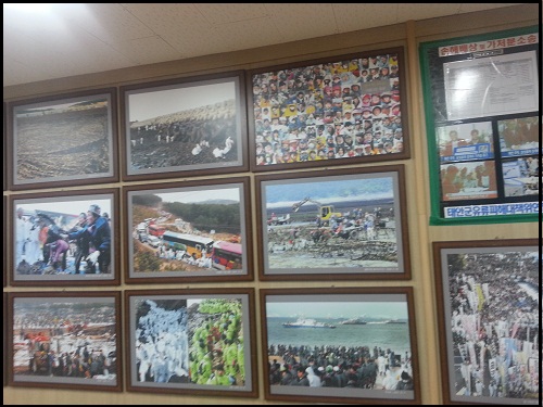 태안유류피해총연합회 사무실 벽에 걸려있는 태안기름유출 피해 사진 ⓒ 'go발뉴스'