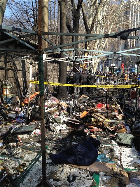 처참하게 타버린 대한문 앞 쌍용차 분향소와 농성장. ⓒ 미디어몽구 트위터