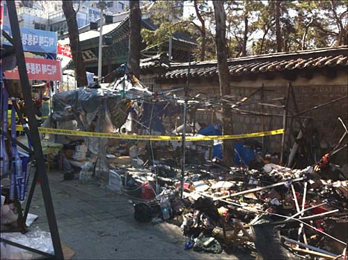 대한문 앞 쌍용차 농성장과 CCTV. ⓒ 미디어몽구 트위터