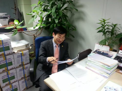 서울시의회 김형태 교육의원의 방에는 자료들이 들어있는 박스들이 가득했다. 자료를 살펴보고 있는 김형태 의원. ⓒ'go발뉴스'