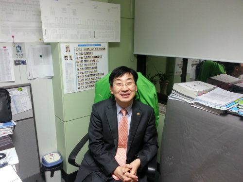 해직 당했을 때의 초심을 잊지 않기 위해, 해직 때 사진의 명함에 넣었다는 김형태 의원. ⓒ'go발뉴스'