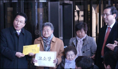 (오른쪽부터) 나눔의집 안신권 소장,박옥선 할머니,김순옥 할머니,김강원 변호사 ⓒ'go발뉴스'