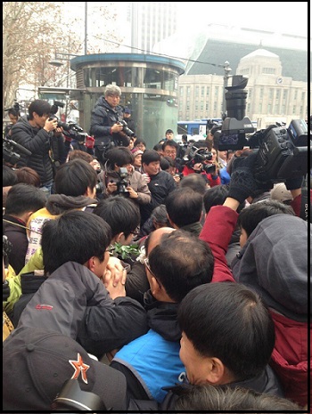 중구청이 8일 오전, 대한문 농성장 철거를 위한 행정대집행을 시작했다. 이 과정에서 전태일 열사의 남동생 전태삼씨와 여성 1명이 구급차에 실려 병원으로 이송됐다. ⓒ 금속노조 쌍용차지부 이창근 기획실장 트위터