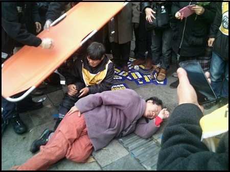 중구청의 대한문 쌍용차 농성장 강제 철거 시도 과정에서 전태일 열사의 남동생 전태삼씨와 여성 1명이 구급차에 실려 병원으로 이송됐다. ⓒ쌍용차지부 김정욱 대외협력부장