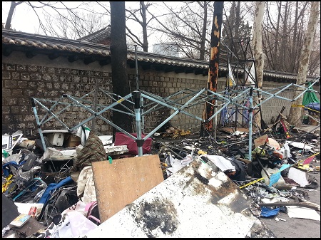 지난 3일 새벽 5시 20분 경, 쌍용차 대한문 분향소 등에 방화가 일어나 분향소가 전소되는 사건이 발생했다. 검거된 방화범 안모(52)씨는 최근 ‘인사동 먹자골목 화재사건’의 방화범인 것이 추가로 밝혀졌다. ⓒ 'go발뉴스'