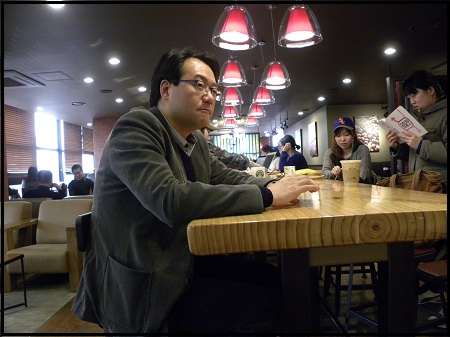 꽃샘추위가 한풀 꺾여 봄이 가까이 왔음을 실감하던 어느 날 오후. 합정역 근처 한 카페에서 'go발뉴스'가 선대인 소장을 만났다. ⓒ 'go발뉴스'