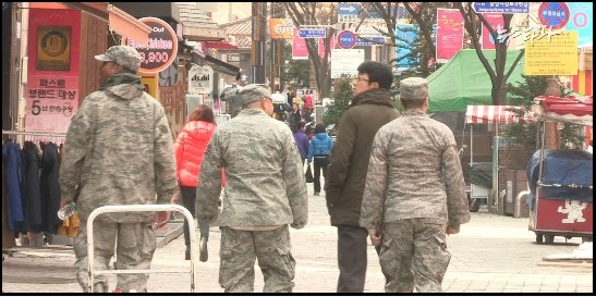 지난해 7월 시민 3명에게 수갑을 채운 주한미군 제51비행단 소속 헌병 7명이 대한민국 검찰의 동의하에 이미 미국으로 출국했다는 사실이 알려져 논란이 일고 있다. ⓒ 뉴스타파