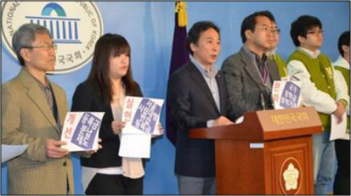 반값등록금국민본부와 함께 기자회견 중인 진보정의당 정진후 의원 ⓒ정진후 의원실