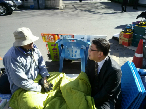 정휴근(트위터 아이디 춘몽,44)씨와 민변 사무총장 김도형 변호사가 대화를 나누고 있다. ⓒ유권자의권리를소중하게생각하는사람들의모임