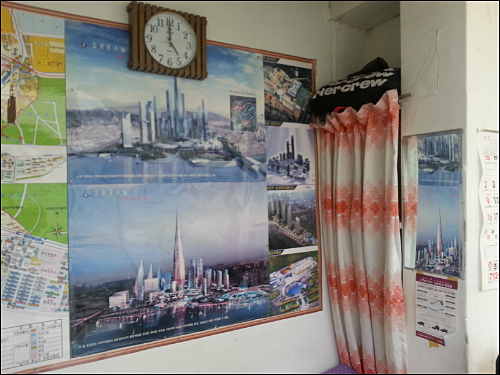 서부이촌동 한 부동산업체의 벽에 걸려있는 부도가 난 용산개발사업의 청사진. ⓒ'go발뉴스'