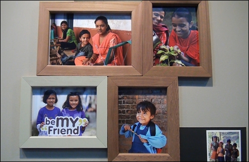 공정무역가게 '지구마을'에 전시된 제 3세계 아이들의 모습 ⓒ go발뉴스