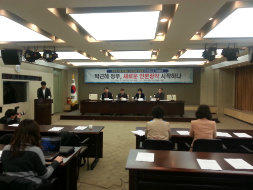 정부조직법 문제점을 진단하는 긴급 점검 토론회에 참가한 왼쪽부터 김경환 상지대 교수, 김서중 성공회대 교수, 유승희 민주통합당 의원, 채수현 언론노조 정책위원. ⓒgo발뉴스