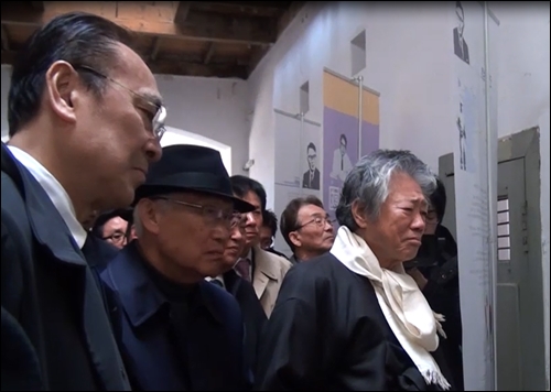 고 장준하 선생 추모전시회를 둘러보는 개막식 참석자들 ⓒ go발뉴스