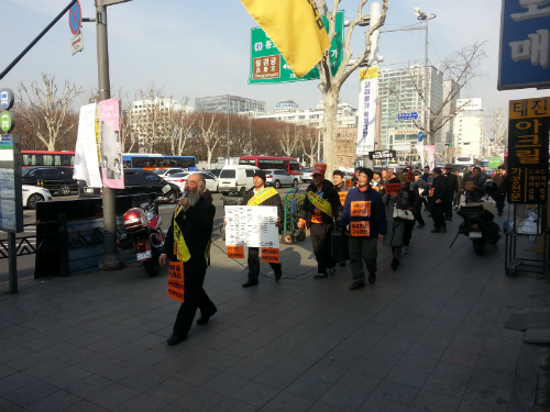 국정원의 선거 개입을 규탄하며 가두시위 중인 시민들 ⓒ'go발뉴스'