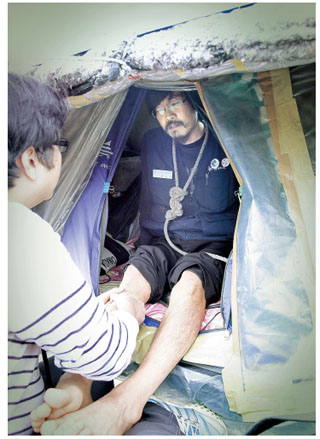 지난 20일 충남 아산 유성기업 노조 홍종인 지회장이 건강악화로 151일 동안 벌여온 천막농성을 접고 공장 앞 5m 높이의 굴다리에서 끝내 내려왔다. ⓒ 유성기업 노조