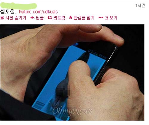 지난 주말 트위터에는 누드사진을 검색하고 있는 심재철 새누리당 최고위원의 사진이 급확산됐다. ⓒ 트위터