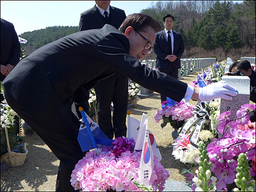 이명박 전 대통령이 측근들과 27일 현충원을 방문하고 돌아와 페이스북에 천안함 46용사 참배 후기와 사진을 올렸다. ⓒ 이명박 전 대통령 페이스북
