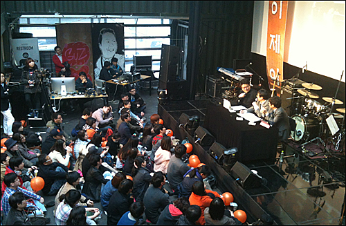 팟캐스트 ‘이이제이’가 지난달 31일 오후 4시 서울 논현동 ‘플래툰 쿤스트할레’에서 첫 공개방송을 열었다. ⓒ ‘go발뉴스’