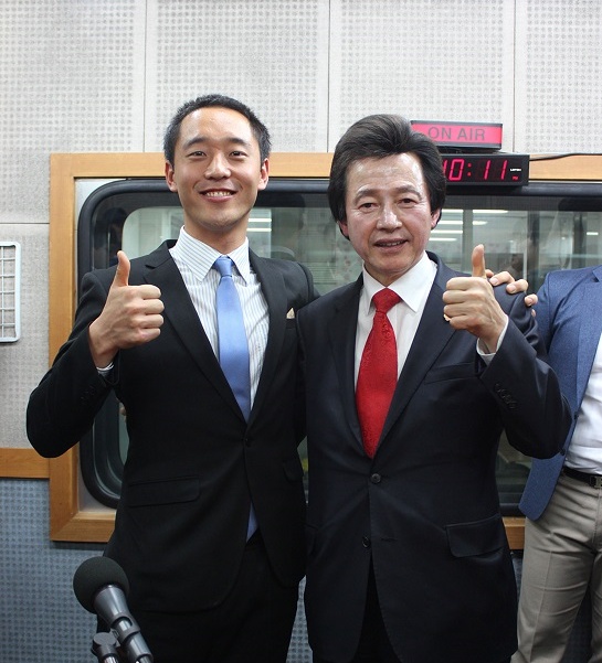 강의석 감독과 허경영 총재. ⓒ프레스바이플