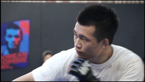 지난 17일, 웰터급 세계 챔피언 조르주 생 피에르가 욱일승천기가 그려진 도복을 입고 경기에 나섰다. 이에 우리나라 UFC 선수인 일명 '코리안 좀비' 정찬성 선수가 SNS를 통해 생 피에르에게 해명을 요청해 공식 사과를 받아냈다. ⓒ 'go발뉴스'